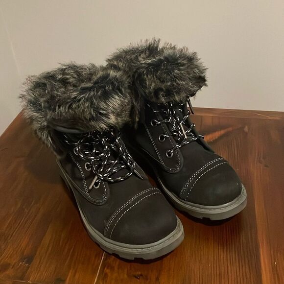 Roxy Shoes - Roxy Tamarac Black Boots with Fur Trim Size 6.5